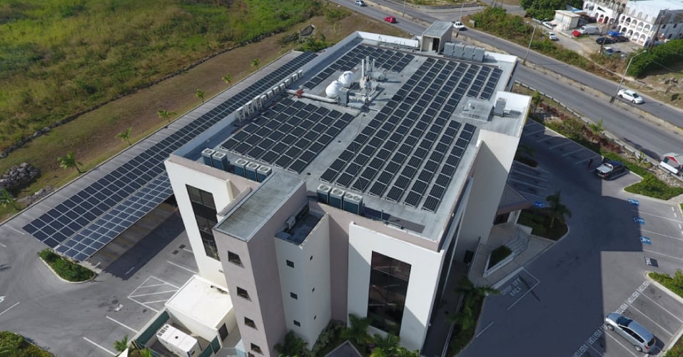 Beneficios de instalar paneles solares en tu negocio