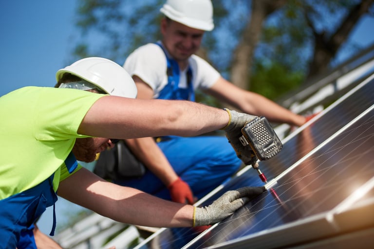 instalacion-sistema-panel-solar-independiente-energia-verde-renovable