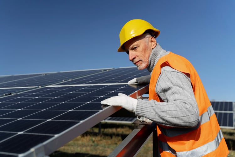 ¿Cuál es el tiempo de vida de los paneles solares en mi empresa?