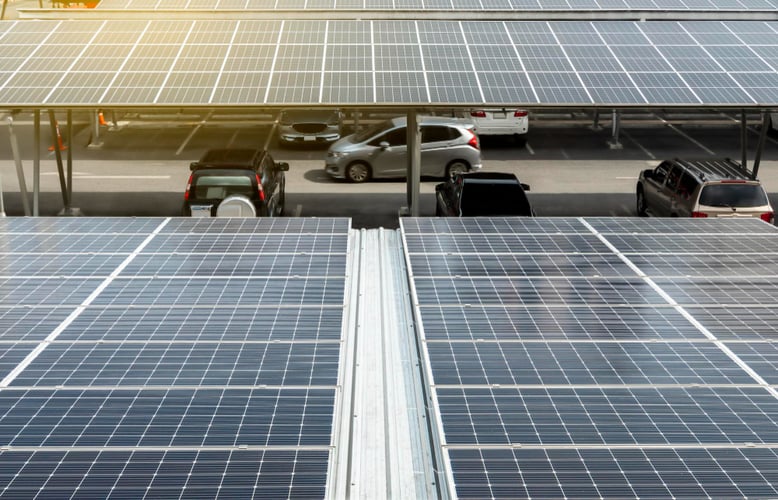 Francia impulsa carports solares en estacionamientos con nueva ley